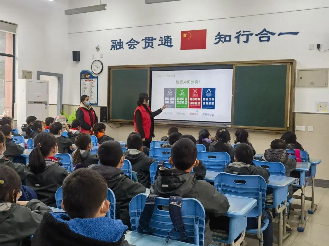 1679020807421696.jpg 華展貓先生,垃圾分類項目活動現(xiàn)場,智能垃圾分類廠家.jpg